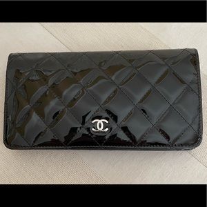 CHANEL Quilted Patent Leather Yen Continental Wallet - Black